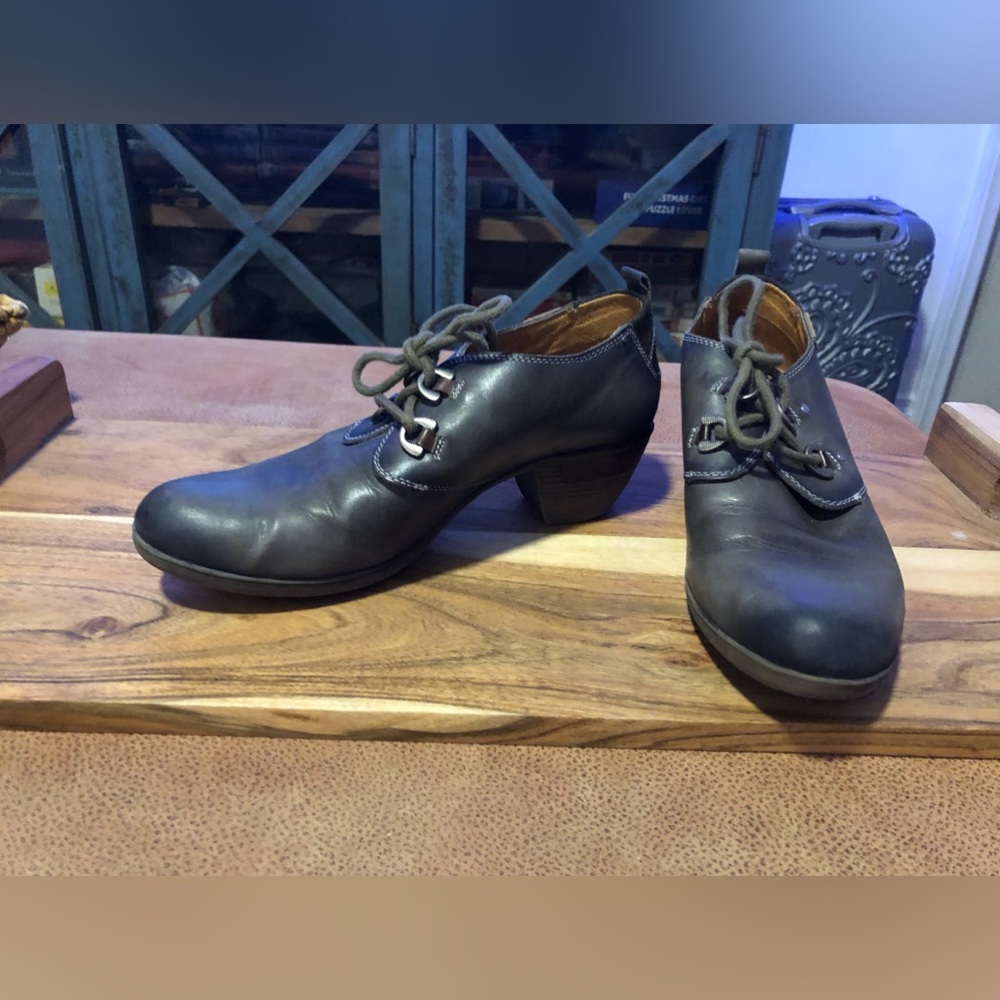 Pikolinos Lace-Up Low Heel Soft Leather Shoes in Dark Gray (40)